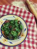 Orecchiette al pesto di spinaci, noci e speck croccante
