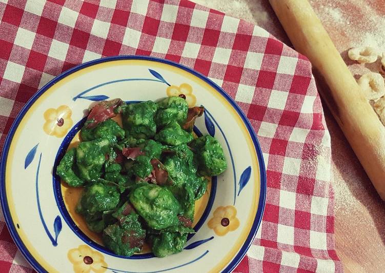 Orecchiette al pesto di spinaci, noci e speck croccante