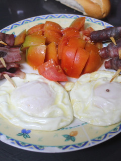 Una foto de Huevos fritos con dátiles, beicon y tomate