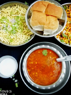 બરોડા ફેમસ સેવ ઉસળ રેસીપી મુખ્ય ફોટો