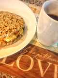 Arepa fit de avena con semillas de chía.. rellena de huevos revueltos con vegetales 🍅 y café ☕️