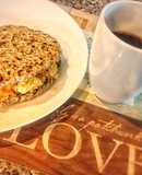 Arepa fit de avena con semillas de chía.. rellena de huevos revueltos con vegetales 🍅 y café ☕️