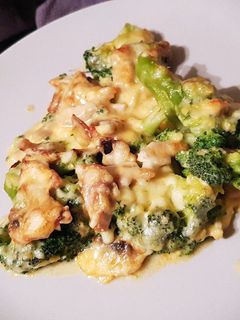 Una foto de Brócoli gratinado con lomo de cerdo y champiñones con bechamel de tomate
