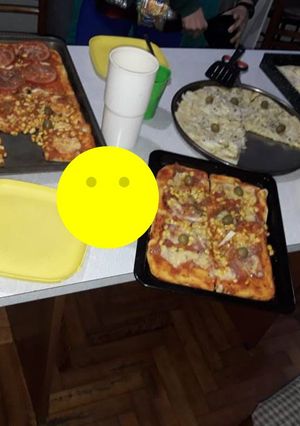 Una foto de Pizza fugazzeta y napolitana