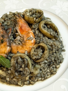 Una foto de Arroz negro con calamares y langostinos