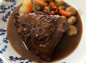 Una foto de Pollo al vino (Coq au vin)