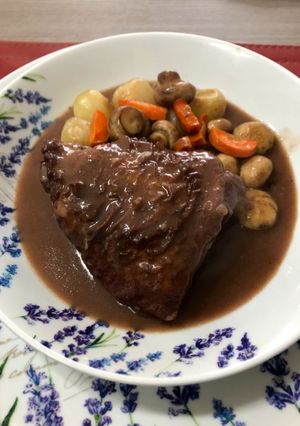 Una foto de Pollo al vino (Coq au vin)