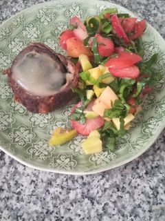 Una foto de Rollo de pollo en salsa de manzana con ensalada