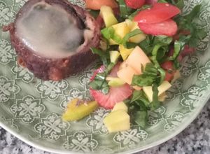 Una foto de Rollo de pollo en salsa de manzana con ensalada