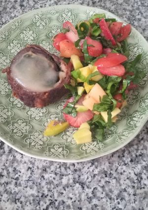 Una foto de Rollo de pollo en salsa de manzana con ensalada