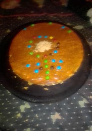 Una foto de Bizcochuelo casero decorado 😋😋😋