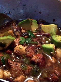 Una foto de Pozole de masitas de puerco fritas