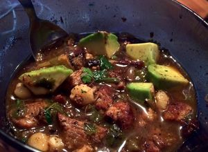Una foto de Pozole de masitas de puerco fritas