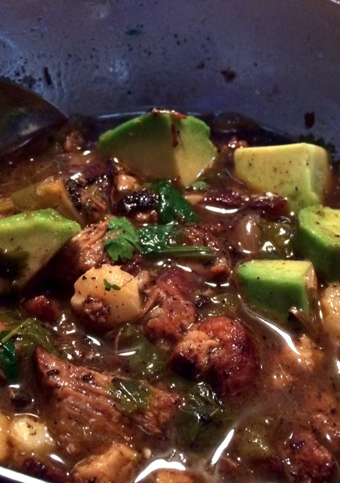 Una foto de Pozole de masitas de puerco fritas