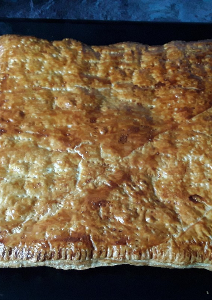 Una foto de Empanada de atún con hojaldre