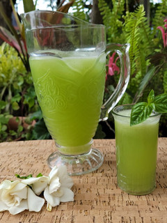 Una foto de Limonada de albahaca y menta