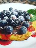 Esponjoso con frutas del bosque y chocolate
