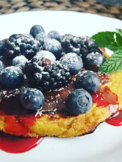 Una foto de Esponjoso con frutas del bosque y chocolate