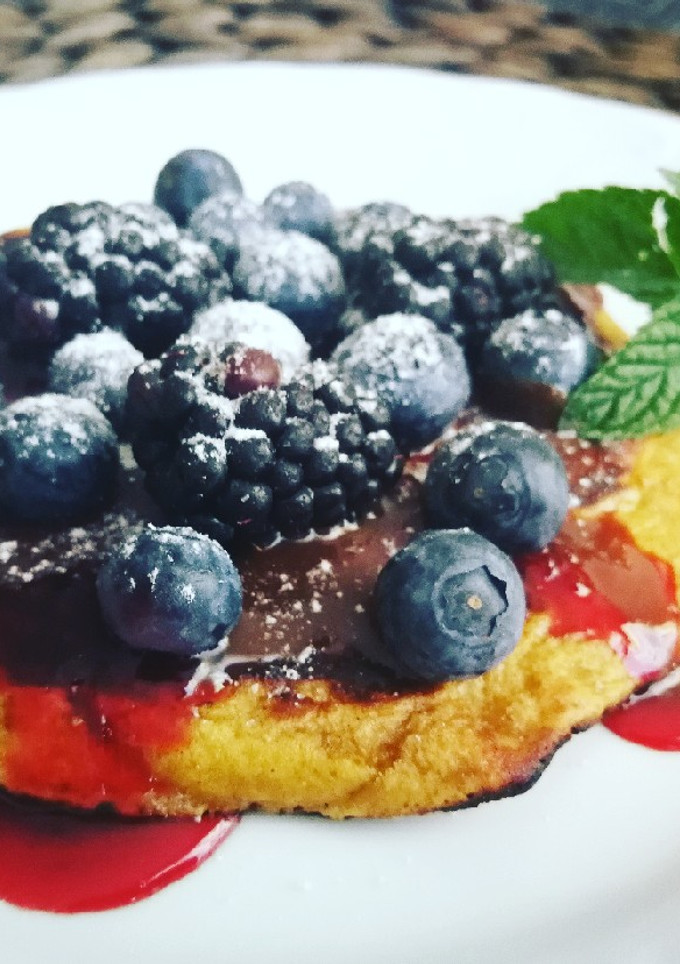 Una foto de Esponjoso con frutas del bosque y chocolate