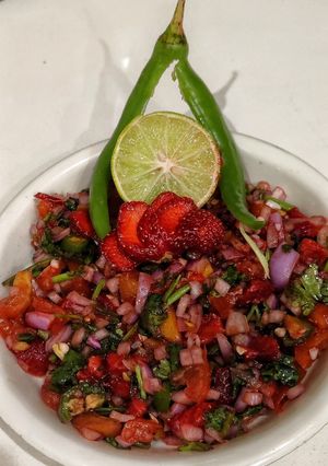 स्ट्रॉबेरी सालसा (Strawberry salsa recipe in Hindi) रेसिपी मुख्य फोटो