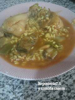 Una foto de Arroz meloso con pollo y alcachofas
