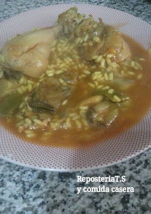 Foto principal de Arroz meloso con pollo y alcachofas