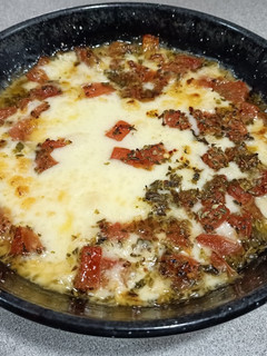 Una foto de Provolone con tomate al horno