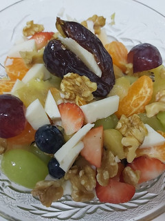 Una foto de Cocktail de frutas con queso y nueces🍓🍓🧀