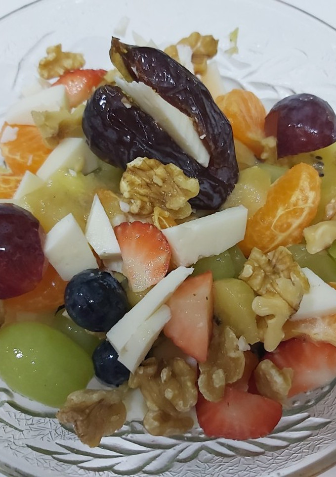 Una foto de Cocktail de frutas con queso y nueces🍓🍓🧀