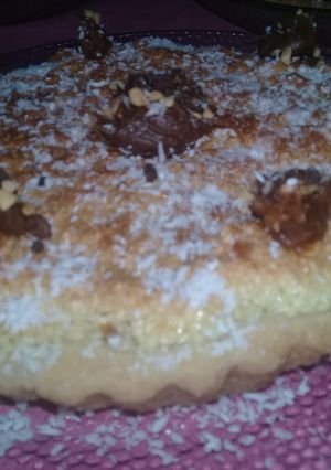 Una foto de Tartin de coco y dulce de leche!!! Felices 7 Cookpad!!!🤩🎈🎈🎂