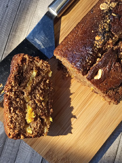 Una foto de Bizcocho de chocolate con naranja confitada y avellanas
