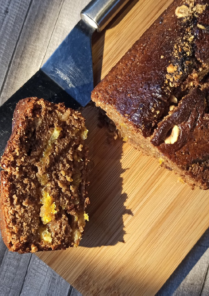 Una foto de Bizcocho de chocolate con naranja confitada y avellanas