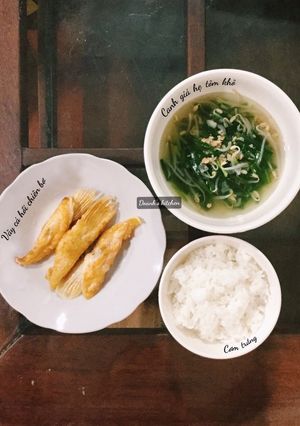 Hình của món Cơm 1 người - Canh giá hẹ nấu tôm khô, vây cá hồi chiên bơ.