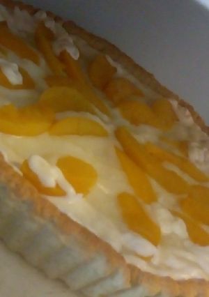 Una foto de Tarta con crema pastelera y durazno