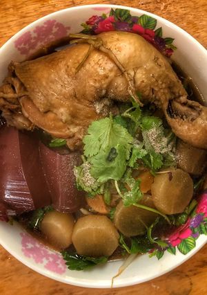 รูปของ บะหมี่สะโพกไก่ตุ๋น