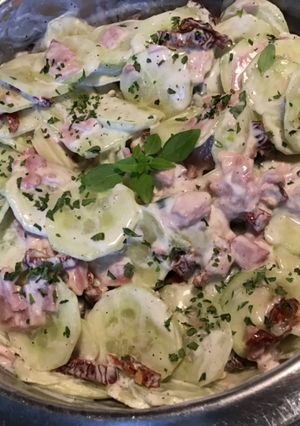 Une photo de Concombres à la crème,jambon blanc,tomates séchées et basilic frais