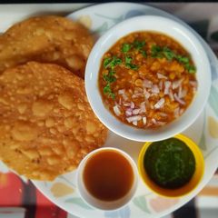 A picture of Dal Pakwan.