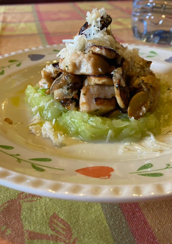 Una foto de Espaguetis de calabacín con pechuga de pollo
