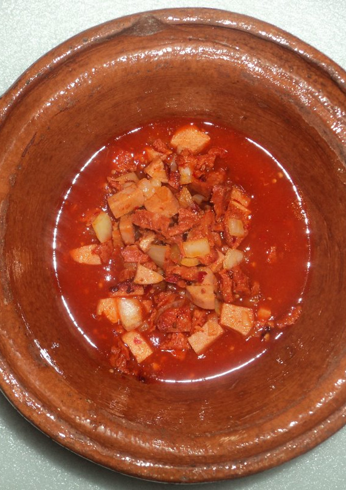Una foto de Guisado de Chorizo y salchicha en salsa de pasilla con cerveza para taquear