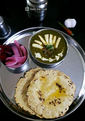 A picture of Makki ki Roti with Palak Paneer.