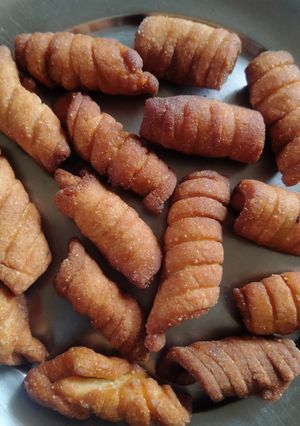 குள்குள்ஸ்(kulkuls recipe in tamil) செய்முறை முக்கிய புகைப்படம்