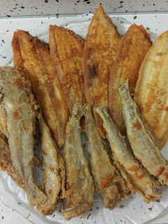 Una foto de Pescado frito con tomates y queso fresco
