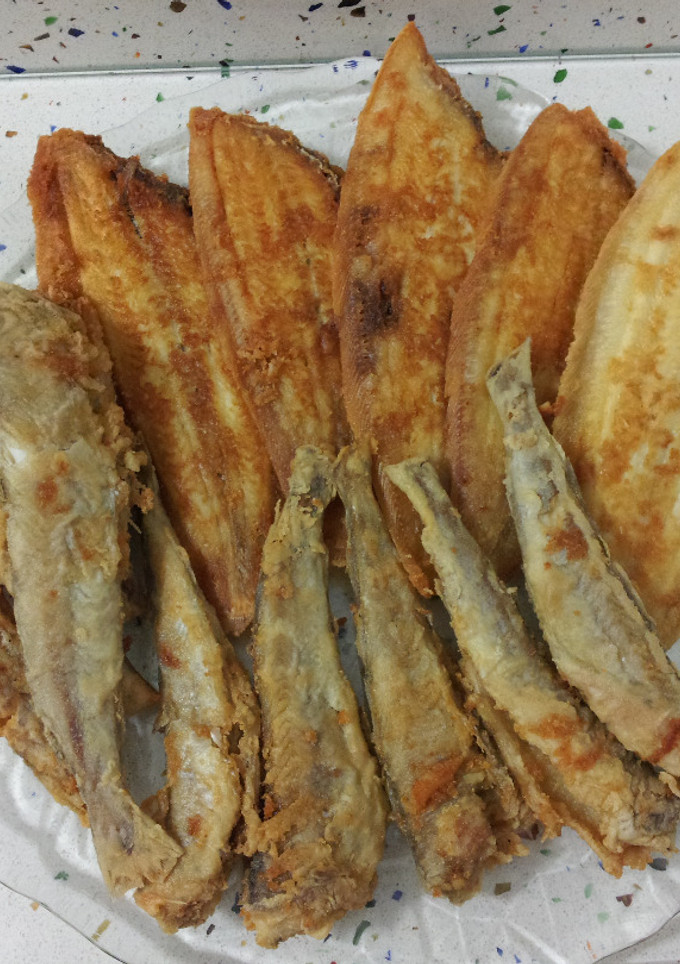 Una foto de Pescado frito con tomates y queso fresco