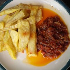 A picture of Fried potatoes and pepper sauce.