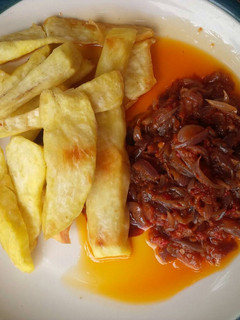 A picture of Fried potatoes and pepper sauce.
