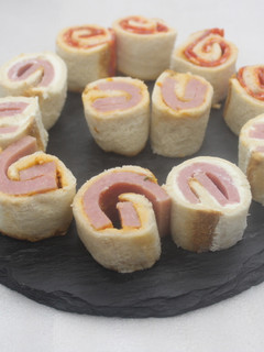 Una foto de Canapés de pan de molde