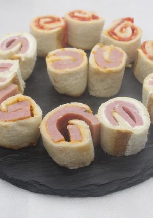 Una foto de Canapés de pan de molde