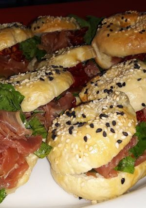 Una foto de Sándwich de bagels caseros