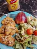 Tenders de pollo, ensalada, aderezo honey mustard
