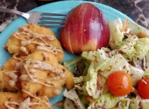 Una foto de Tenders de pollo, ensalada, aderezo honey mustard